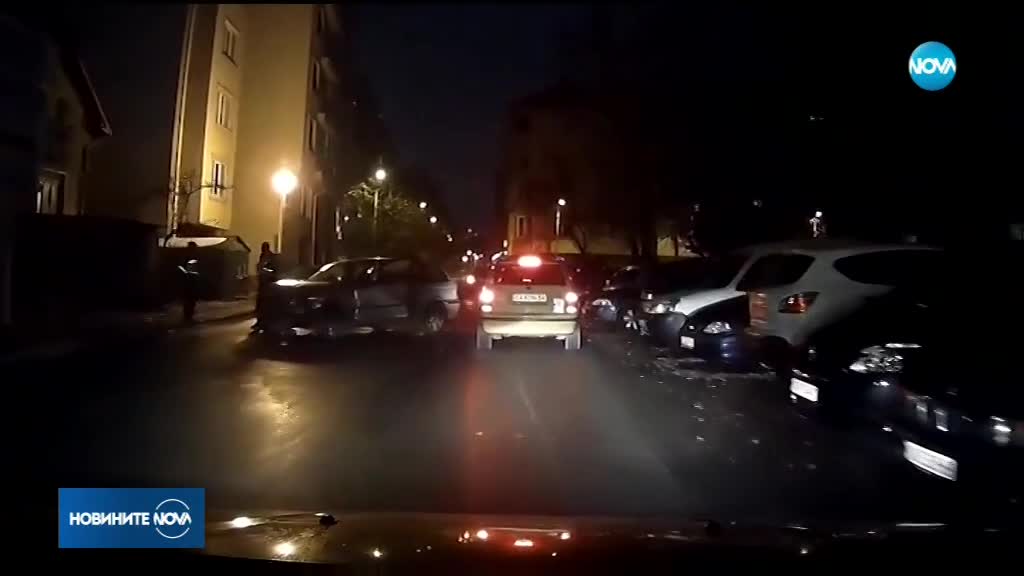 СРЕДНОЩНА ГОНКА: Мъж потроши 7 коли в опит да избяга от крадци (ВИДЕО+СНИМКИ)