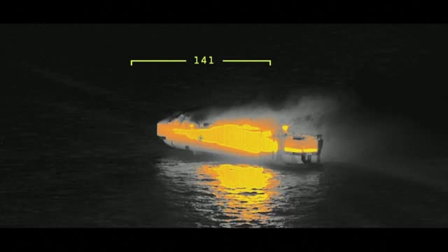 Товарен кораб с над 3000 коли се запали край Нидерландия, има жертва