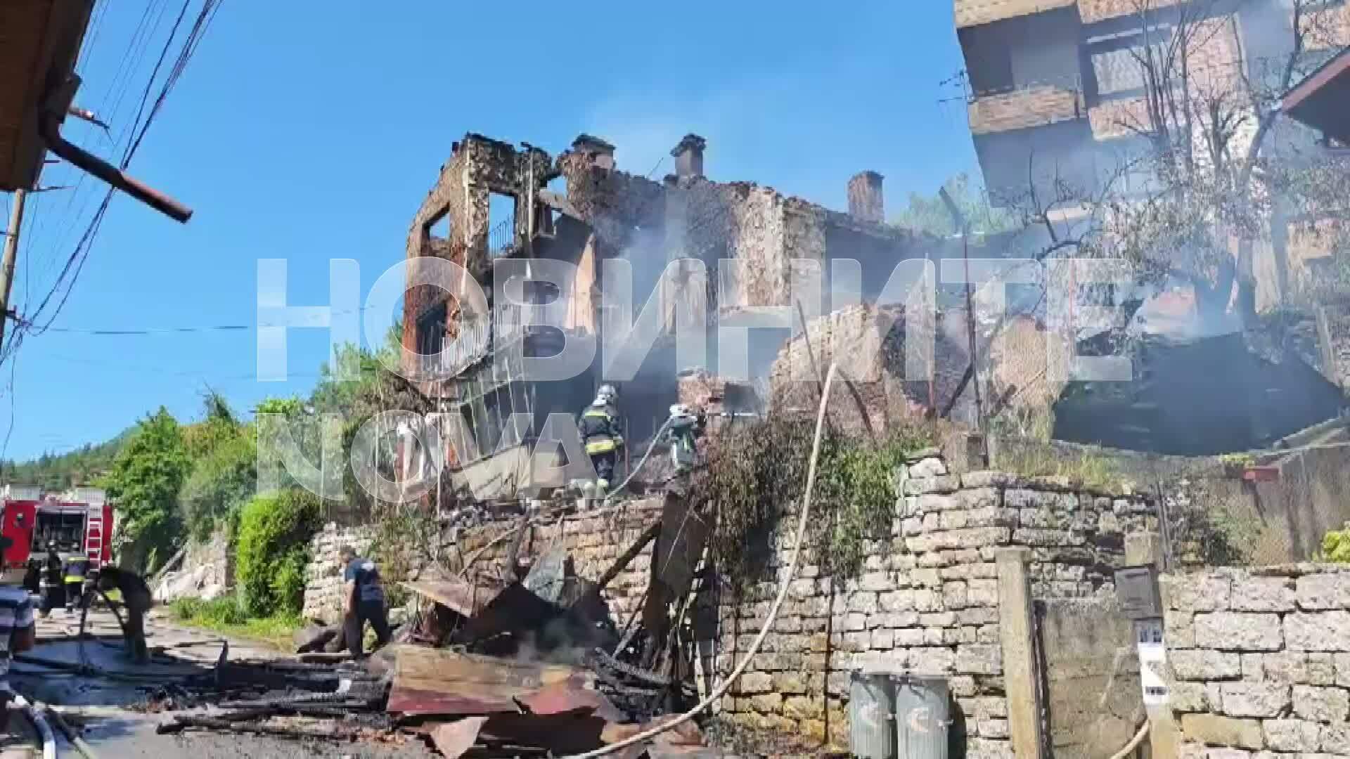 Две къщи изгоряха при пожар в Тетевен, има и жертва