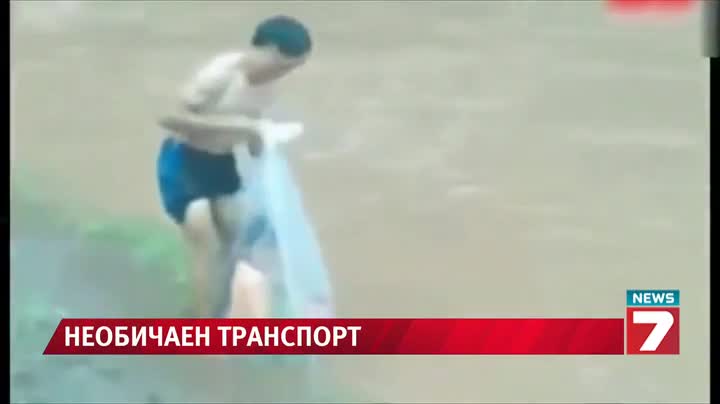 Превозват деца на училище в найлонова торба