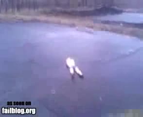 Идиот Се Пречуква В Ледено Езеро