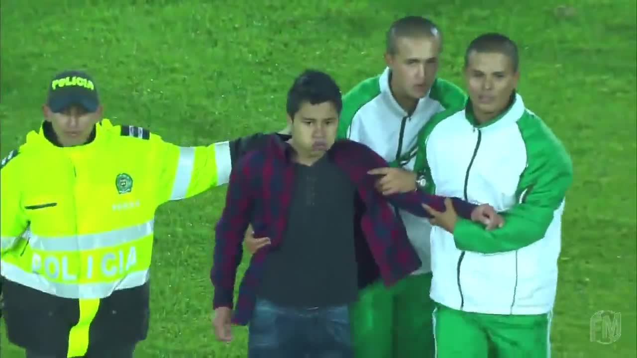 Дете нахлу на терена за да прегърна своя идол Роналдиньо!