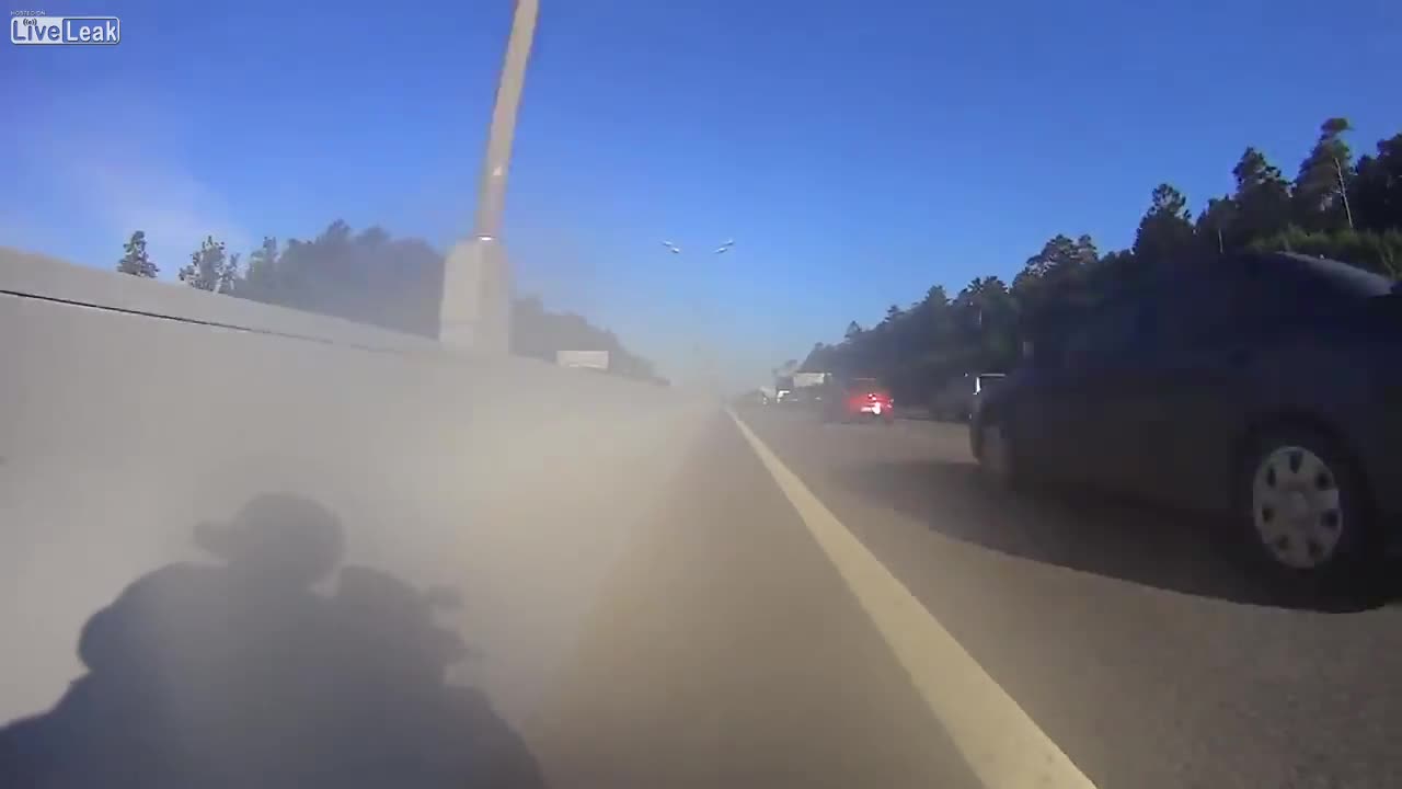 Луд моторист в трафик