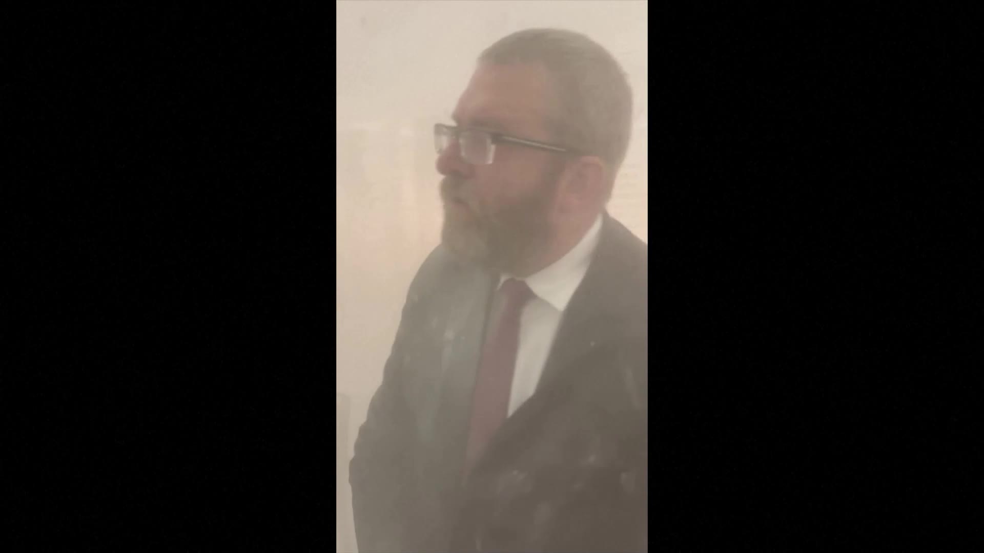 Суматоха в полския Сейм: Депутат загаси с пожарогасител менората за Ханука
