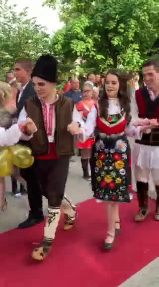 Млади и красиви шестваха абитуриентите от СУ”Нешо Бончев”