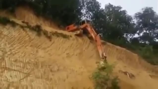 Ето как се слиза с багер по стръмен склон