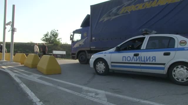 Изнервен румънски шофьор мина през крака на български полицай