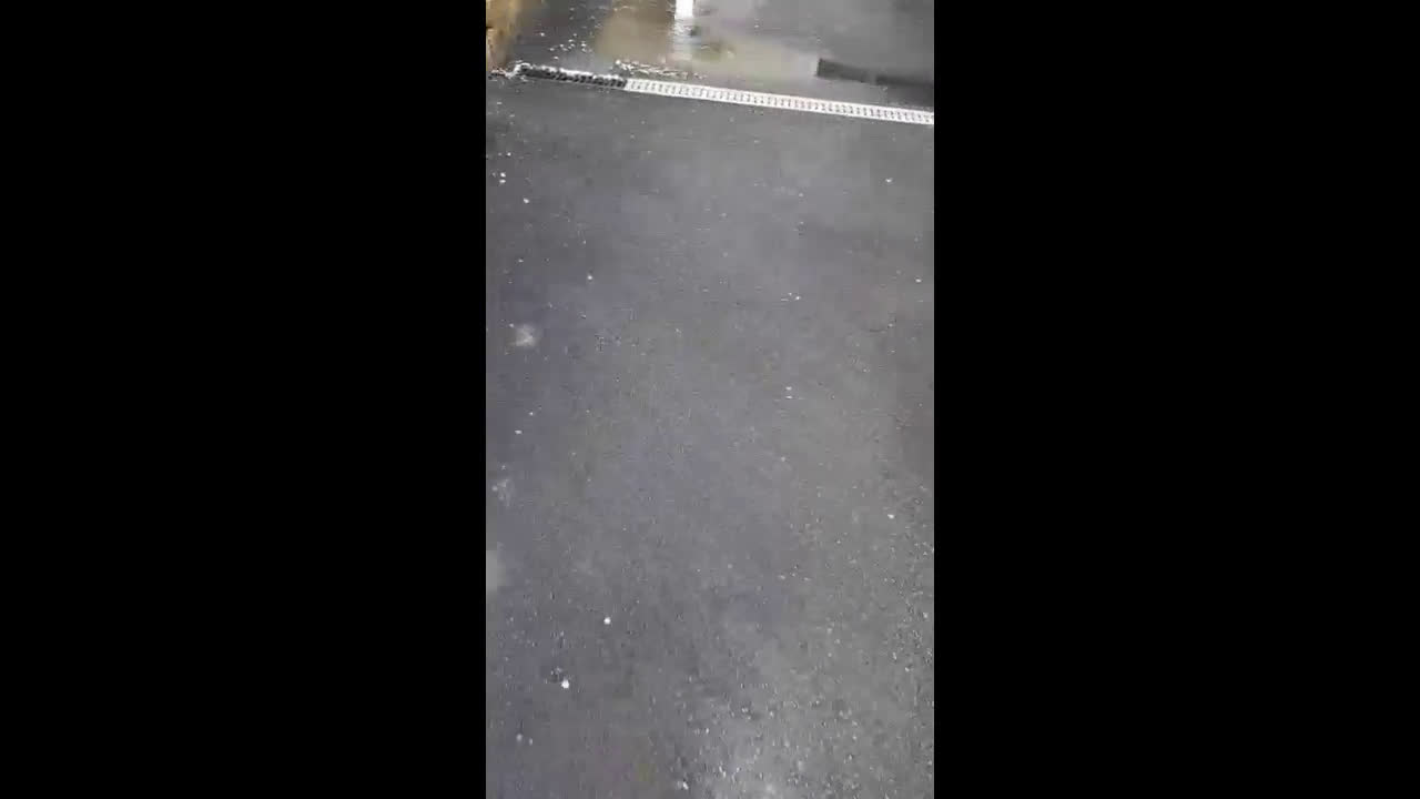 Наводнени гаражи след некачествено полагане на асфалт