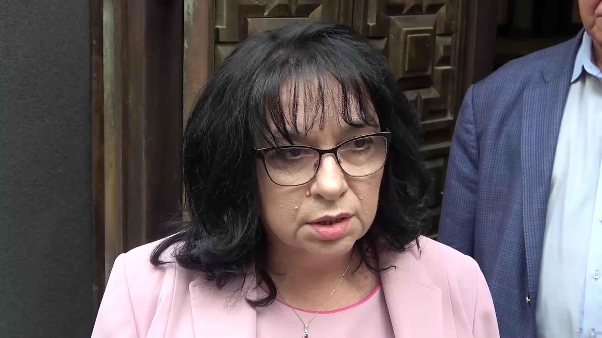 Петкова: Бюджетът не решава сериозни проблеми, да не стигаме до крайности с БЕХ