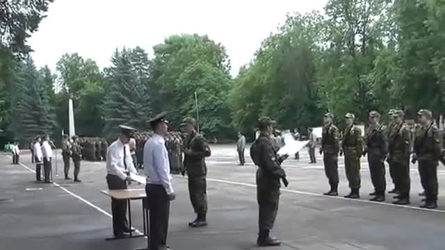 Неочаквана изненада по време на военна церемония !!!