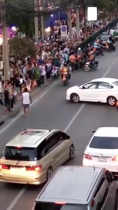 Когато шофьор блокира трафика в Тайланд!