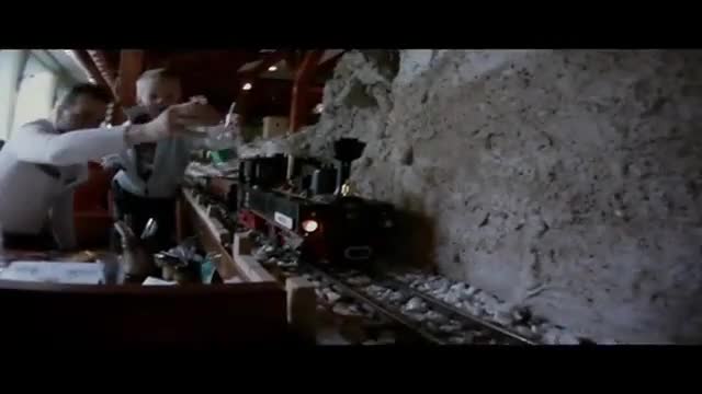 Мини Влакчета сервират на клиенти в ресторант!