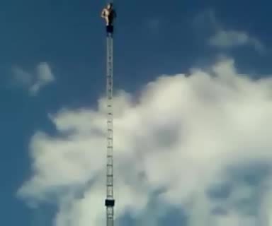 Мъж Скача От 20 Метра!!!!