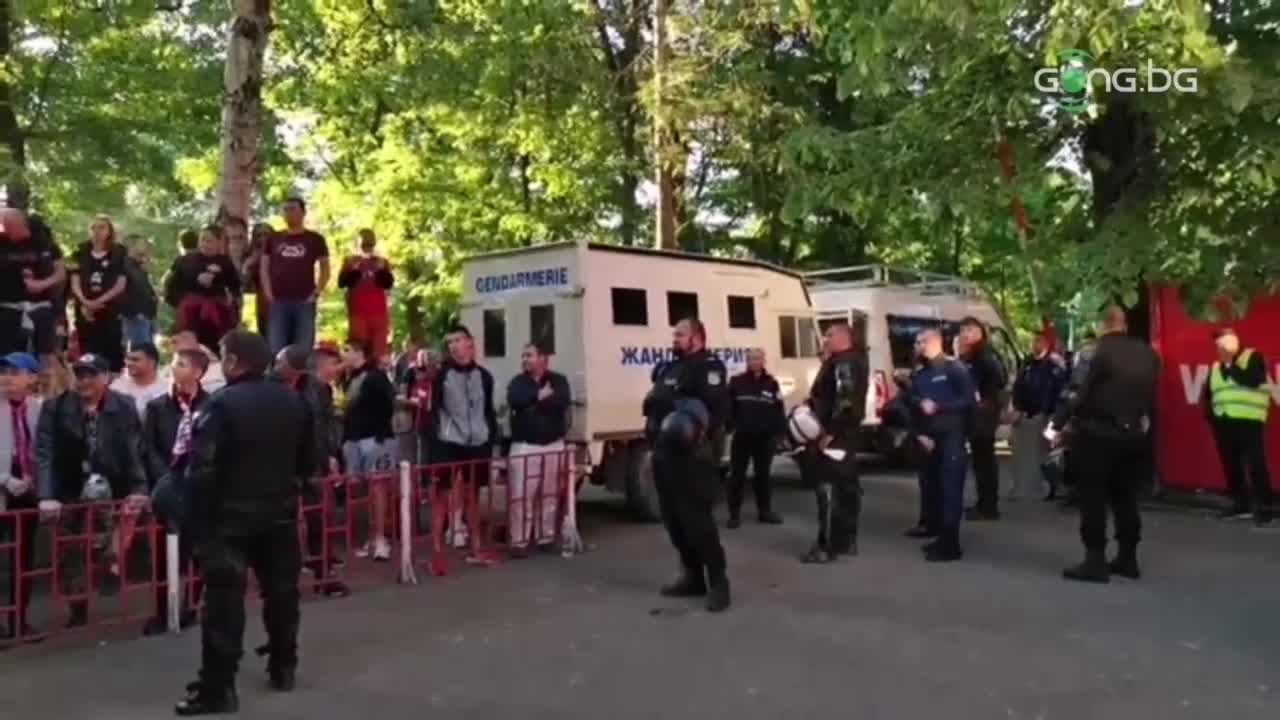 Гневни фенове на ЦСКА обградиха съблекалнята на "армейците"