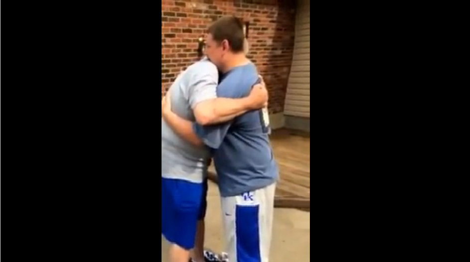 Син спазва обещание , развълнува баща си подарява мечтания" Chevy Вel Аir 57 за рожденният му ден !