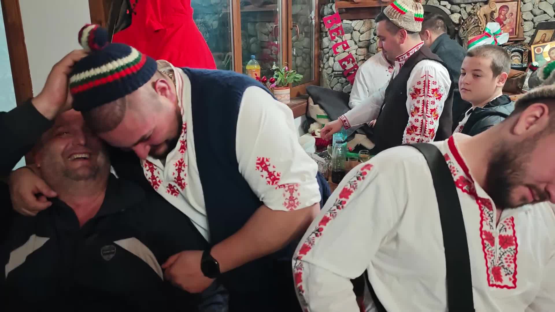 С гайди, тъпани и вяра: Мъжкото хоро се изви в ледените води на Тунджа в Калофер
