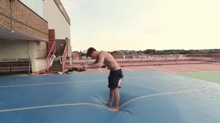 Изключителни гимнастически и каскадьорски Freerunner трикове изпълнени на въздушен матрак!