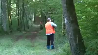 !!! Вижте , какво се случва , когато Ловджия не Уцели Побеснялата Свиня !