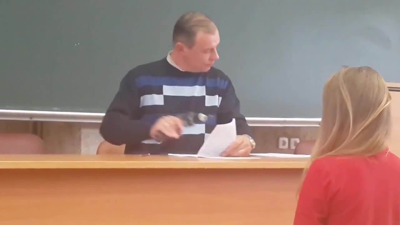 Преподавател проверява лекции
