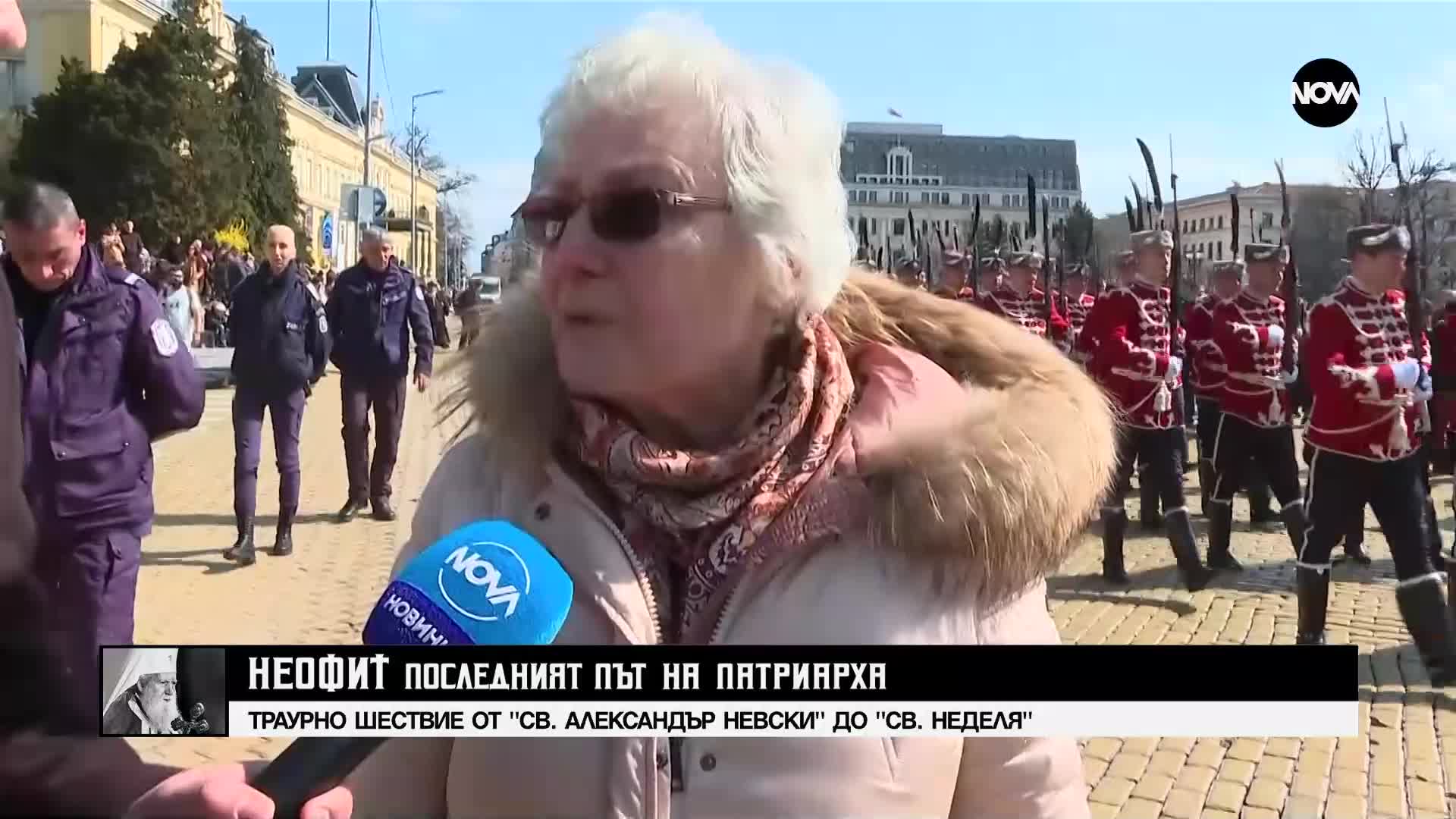 Хората на литийното шествие с тленните останки на патриарх Неофит
