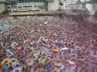 1000 души в един басеин 