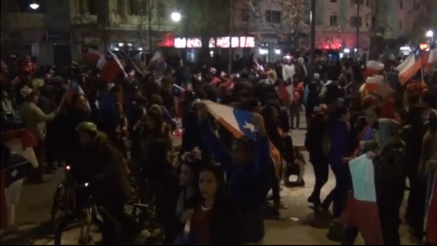 Чилийските фенове подивяха, наложи се полиция да ги укроти