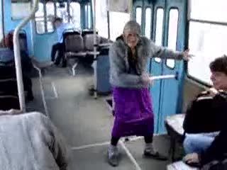 Луда баба танцува в трамвай