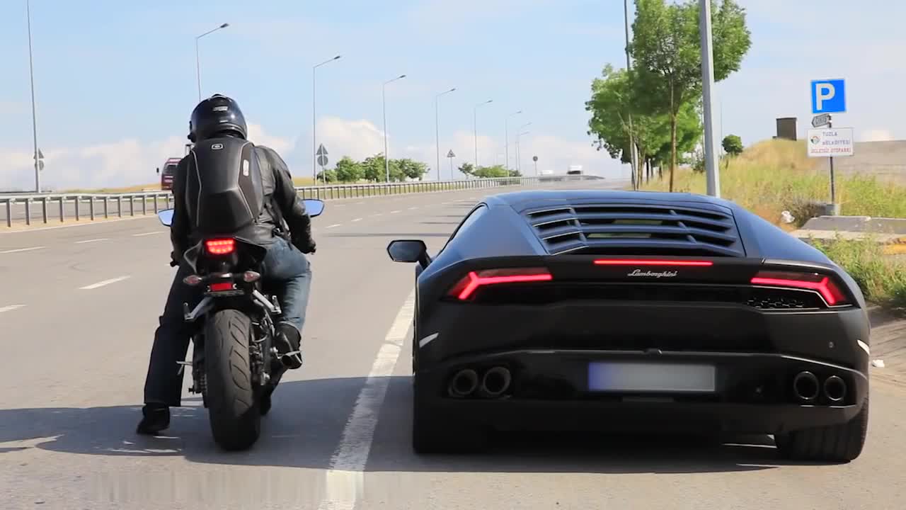 Honda C B R 1000 R R vs Lamborghini Huracan
