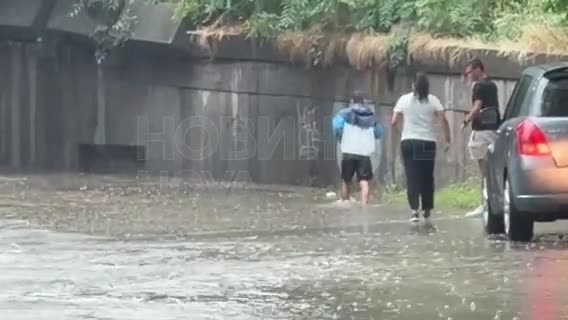 Кола затъна в подлез заради силен порой във Варна