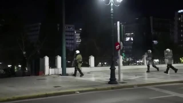 Сблъсъци между протестиращи и полицаи в Атина