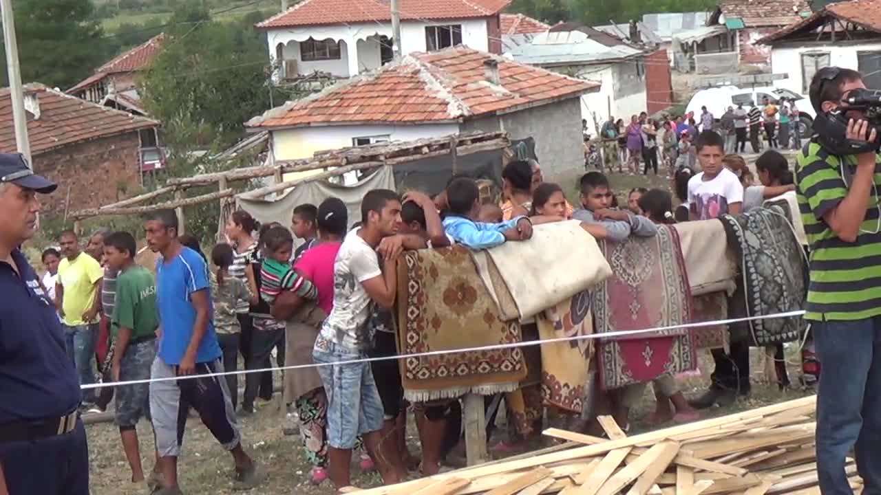 Започна срутването на ромските постройки в Гърмен