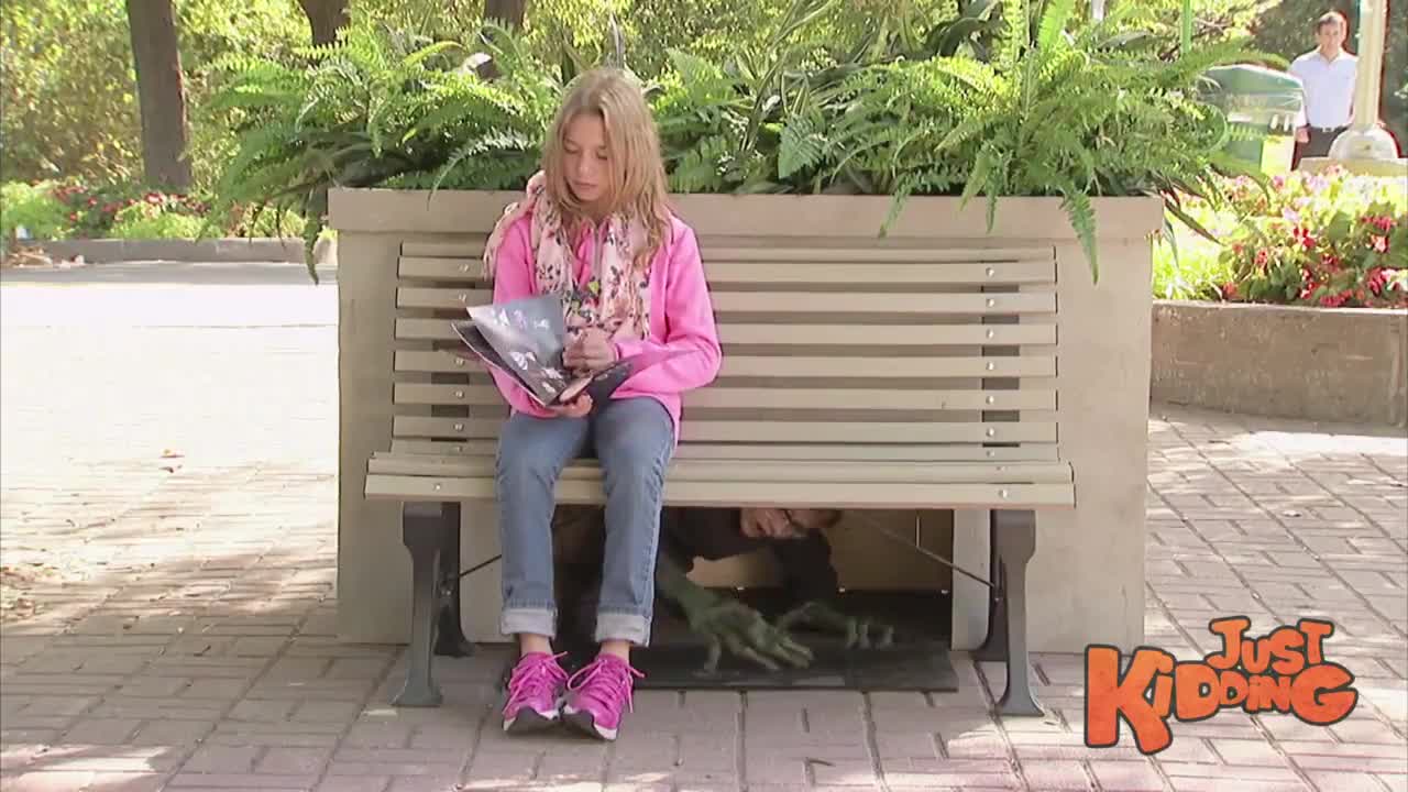 Смях! Чудовището под пейката - скрита камера
