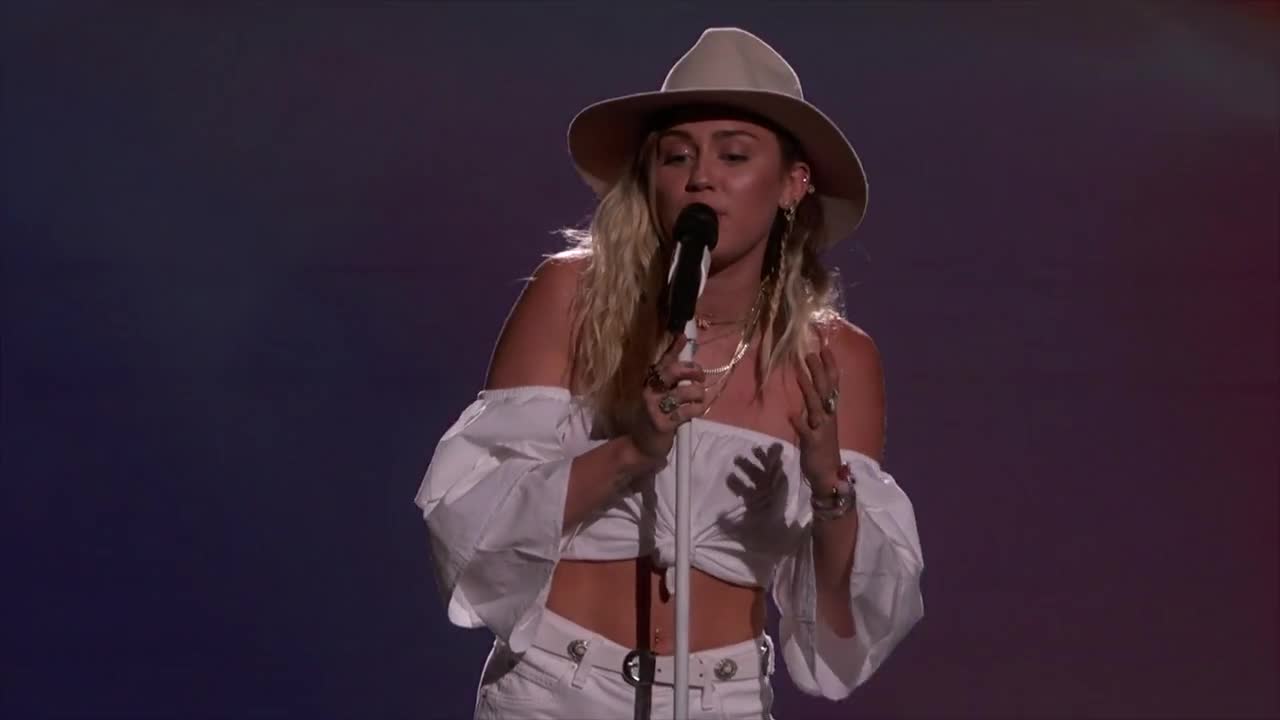 Miley Cyrus - Malibu - Live Billboard Music Awards 2017