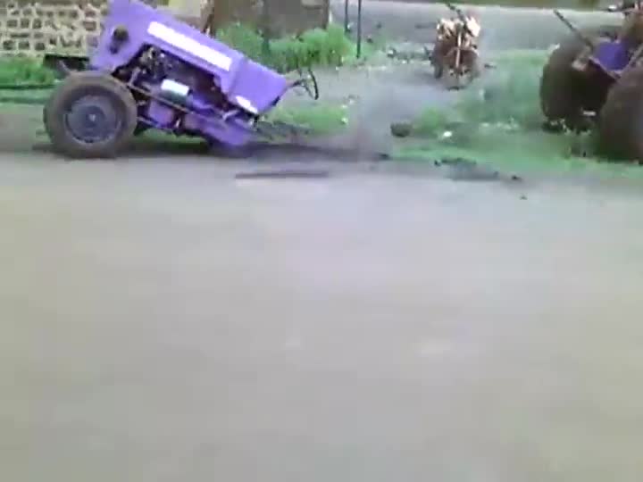 Този трактор повече няма да закъсва в калта ! смях