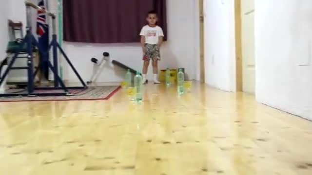 Момчето чудо - Джулиано Строе сипва вода в чаши на една ръка