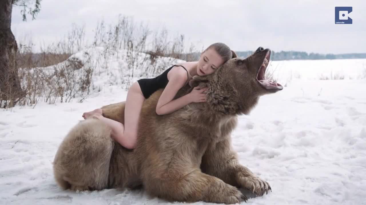 Много смела фотосесия с жива мечка
