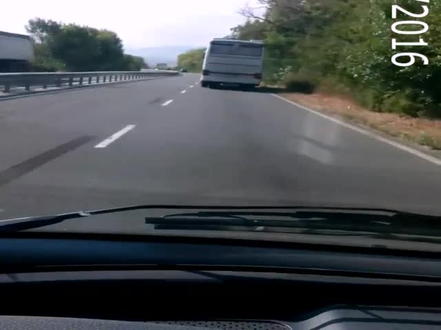 Летящ автобус на пътя Атия - Созопол