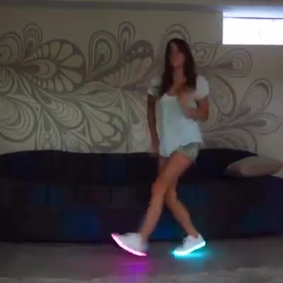 Сексапилна танцьорка танцува песента на Like a G6
