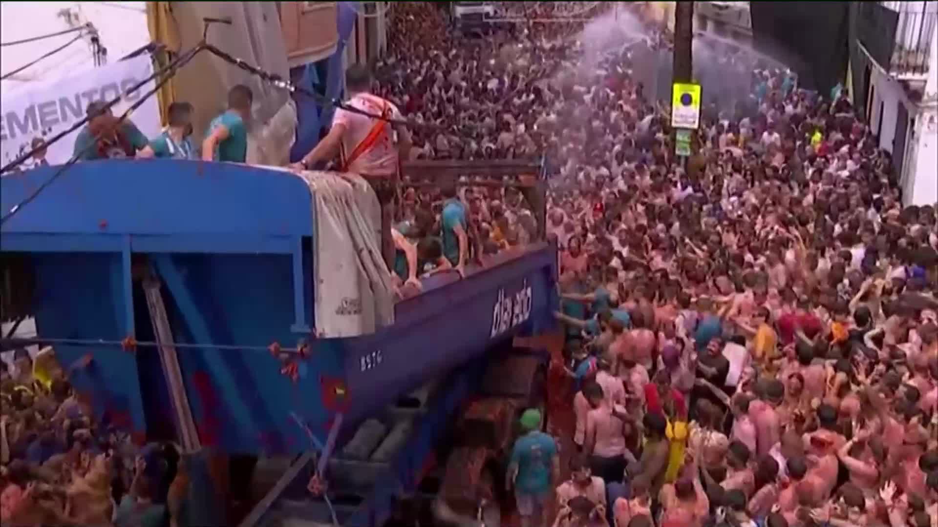 Испански град потъна в доматен сос заради фестивала "Томатина"