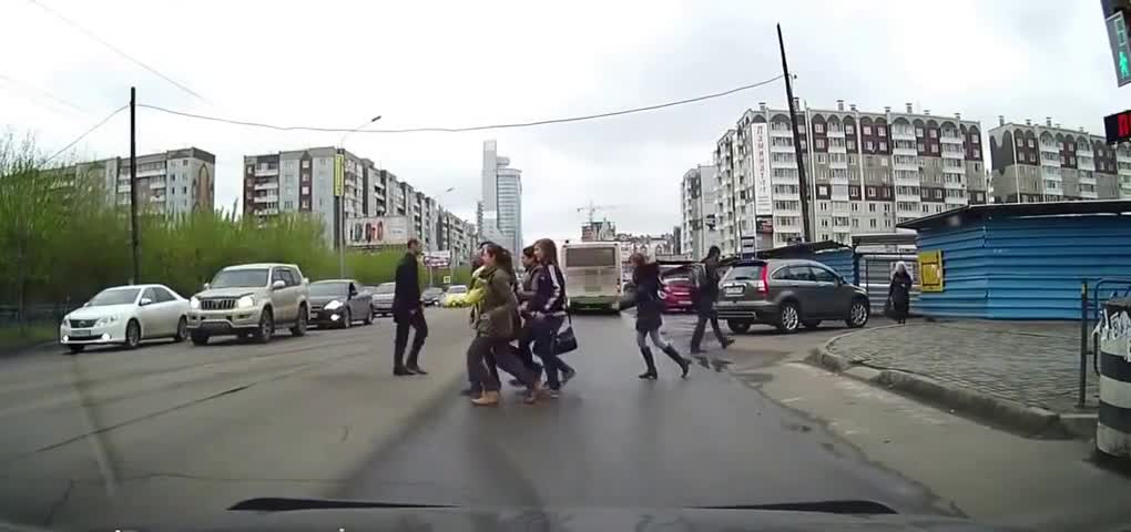 Ето как гимназисти прсичат улица