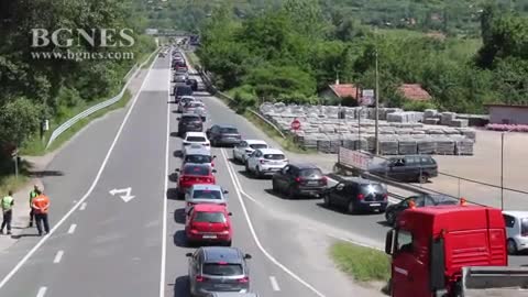 Задръстване на Е-79 край Симитли, АПИ закъснява с новата организация на трафика