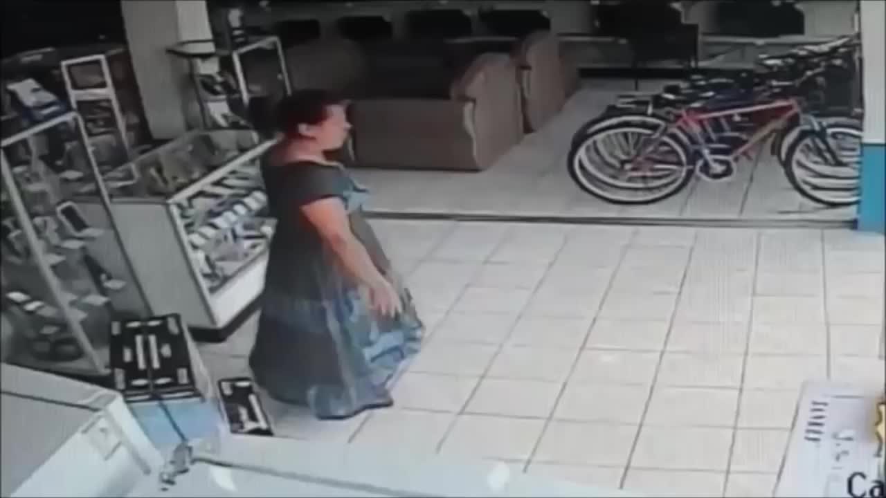 А Стига Бе!!! Гледайте как се краде Огромен Плазмен Телевизор само за 5 секунди! Тая Е Номер 1.