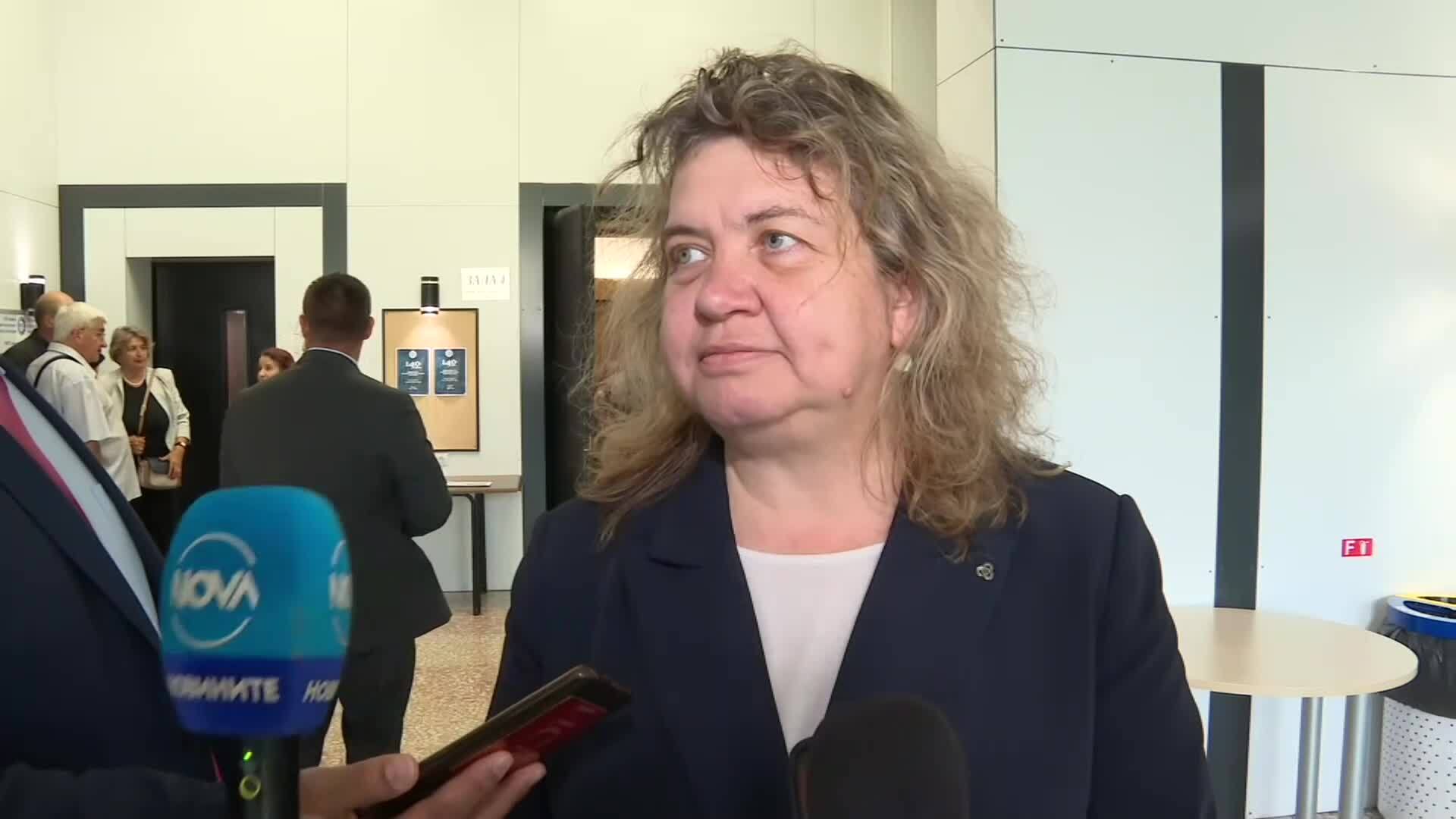 Киселова: Държа се обективно с всички парламентарни групи