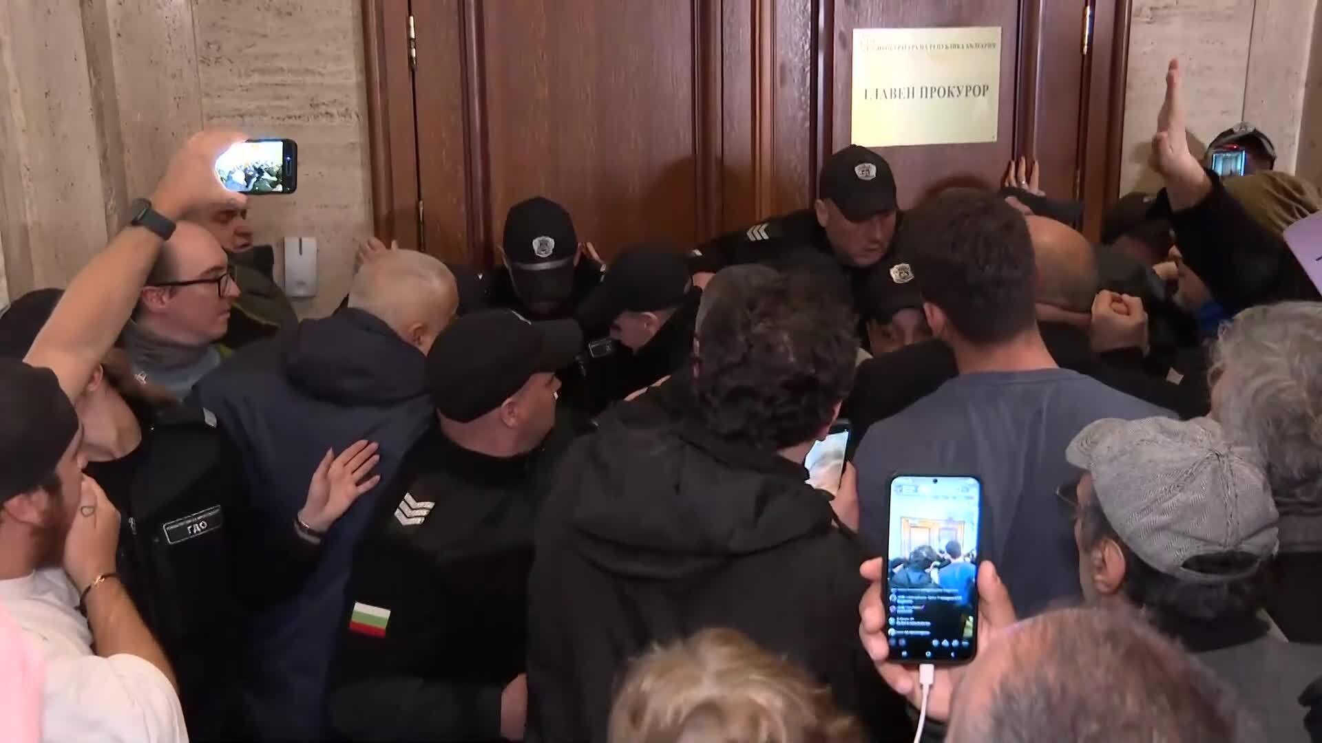 Протестиращи опитаха да нахлуят в кабинета на Сарафов в Съдебната палата