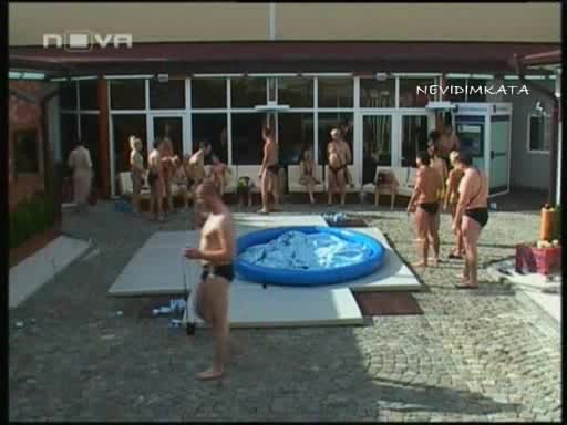Big Brother F - Лютата Битката Елеонора vs Мария В Басейн 31.03.10 