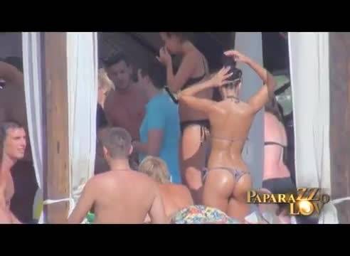 Сандра Обрадович с предизвикателен бански на плажа