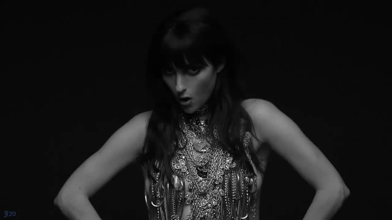 Прекрасна! Banks - Brain ( Официално Видео )
