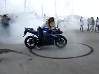 Готина мацка къса гумите на Yamaha R1