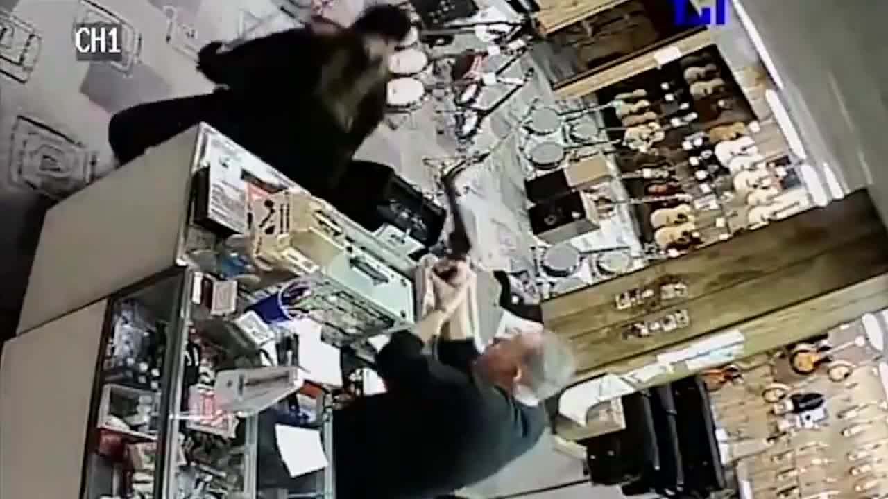 Крадец се прави на мъртъв, когато е заплашен с пистолет
