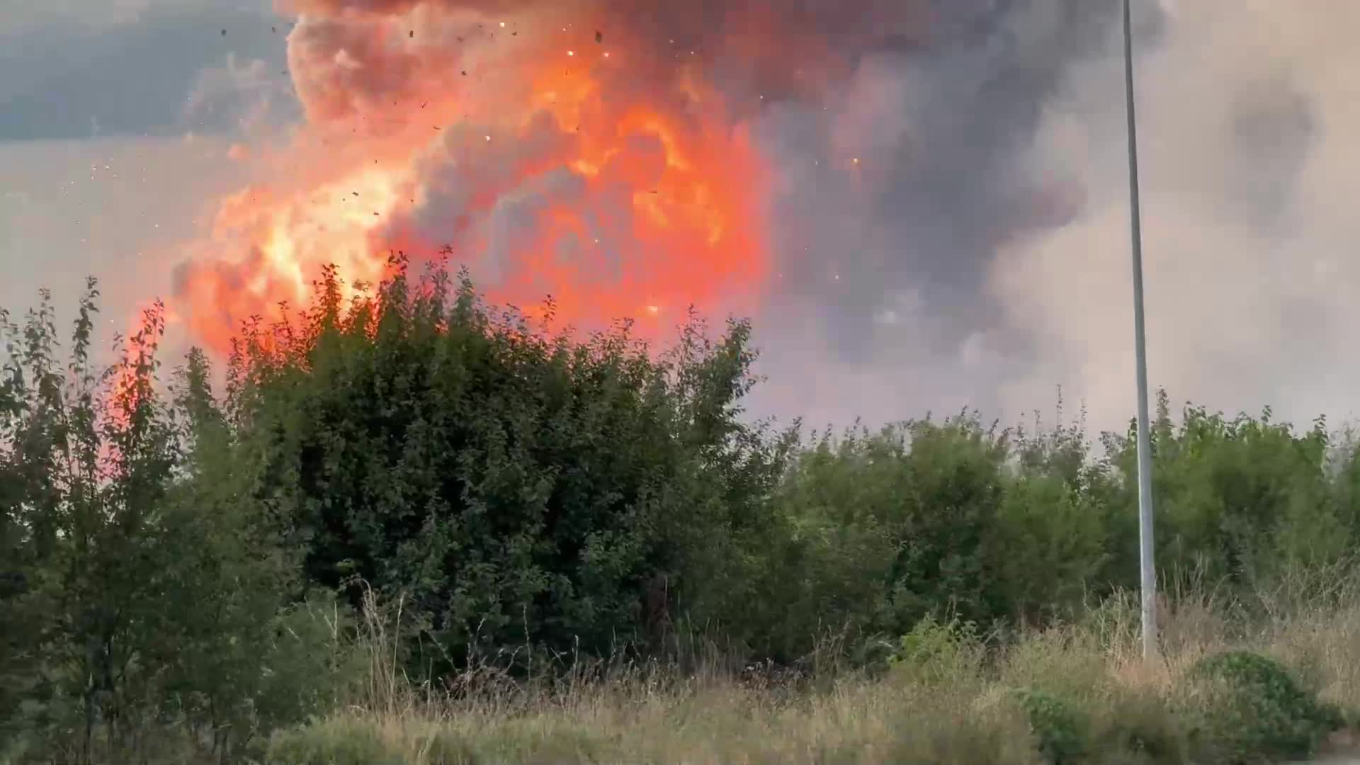 Пожар и взривове в склад за фойерверки край Елин Пелин, двама са тежко пострадали (ВИДЕО СНИМКИ) - Vbox7